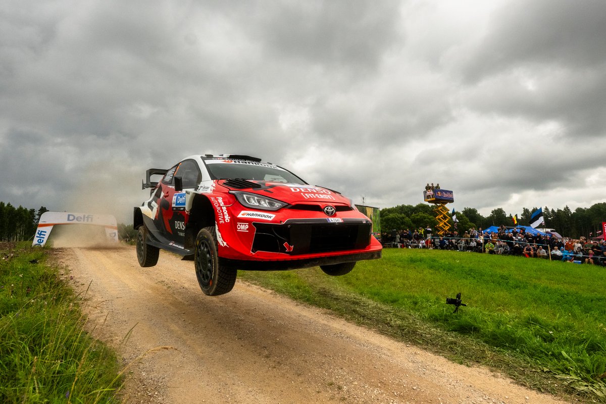RallyRACC's tweet photo. @samipajari @SalminenMarko @RallyEstonia 𝓓𝓻𝓲𝓿𝓮𝓻𝓼' 𝓒𝓱𝓪𝓶𝓹𝓲𝓸𝓷𝓼𝓱𝓲𝓹 𝓢𝓽𝓪𝓷𝓭𝓲𝓷𝓰𝓼 (𝓐𝓯𝓽𝓮𝓻 𝓡𝓸𝓾𝓷𝓭 𝟗 𝓸𝓯 𝟏𝟒):
🥇 E. Evans - 177 pts
🥈 T. Katsuta - 152 pts
🥉 S. Pajari - 144 pts

📷 Red Bull Content Pool

#𝚁𝚊𝚕𝚕𝚢𝚁𝙰𝙲𝙲 https://t.co/KlYET9H55Q