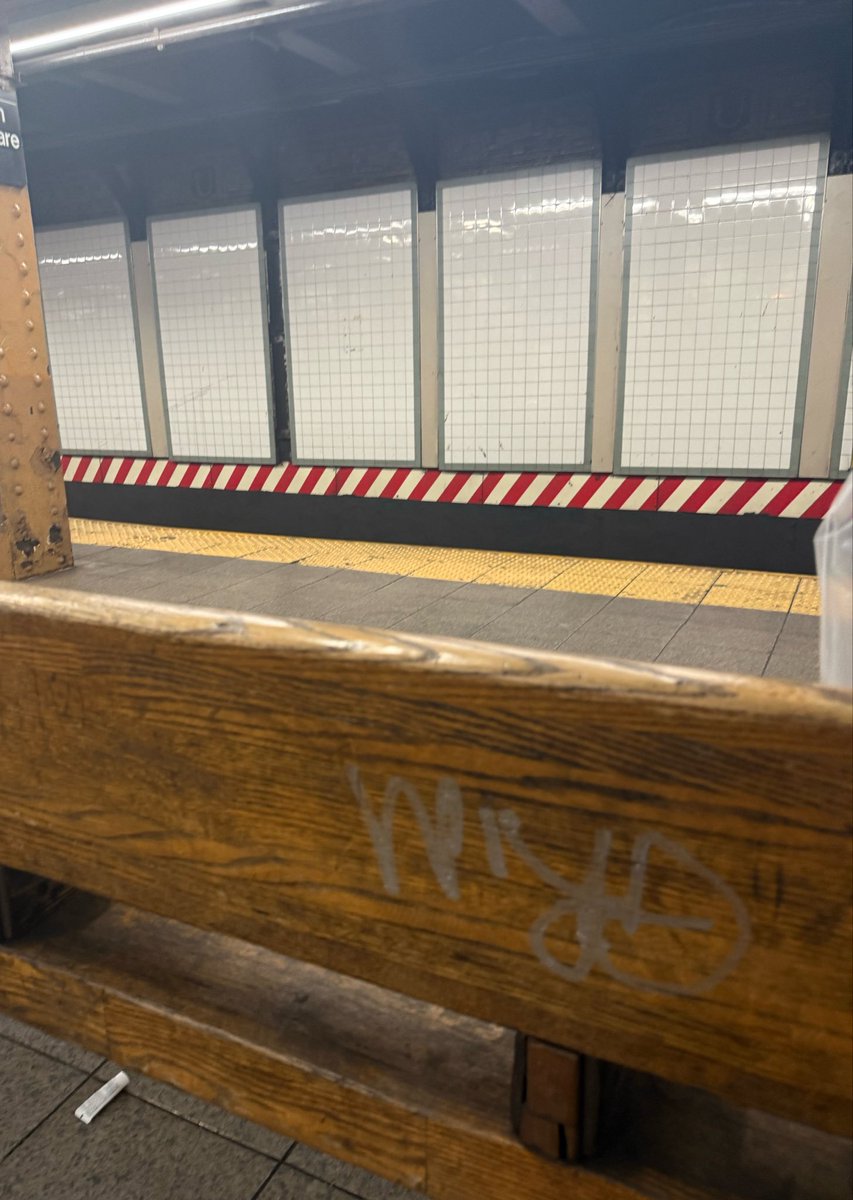roesmalheart's tweet photo. walking around nyc w mr robot on da mind and feeling nostalgic as if i was in the show let me chill it’s just a bench https://t.co/3vFJBpxYPI