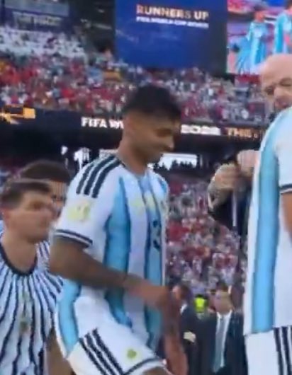 ActuFoot_'s tweet photo. 🚨 CRISTIAN ROMERO 🇦🇷 N’A PAS SERRÉ LA MAIN DE DONALD TRUMP 🇺🇸 AU MOMENT DE LA REMISE DES MÉDAILLES ! 🤝❌

Le défenseur argentin a d’abord serré la main de Gianni Infantino avant de continuer tout droit sans regarder le président américain ni lui serrer la main. 

Il a ensuite salué Claudia Sheinbaum, la présidente du Mexique 🇲🇽, qui se trouvait juste à côté de Donald Trump.

🗞️ via @RMCsport