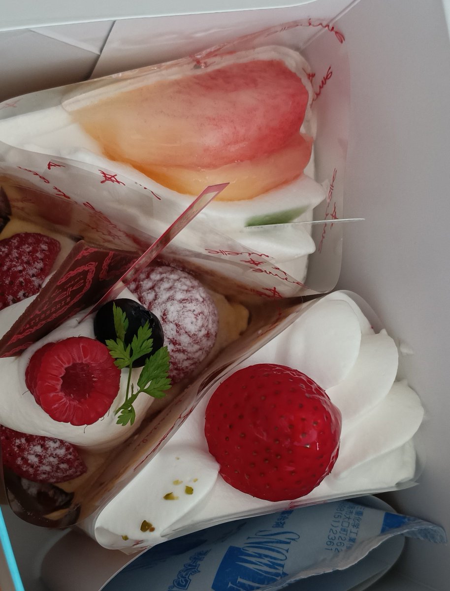 ningendakedocat's tweet photo. 桃のショートケーキ美味しい(*´﹃｀*)ｼﾞｭﾙﾘ https://t.co/pl8uw1qgfW