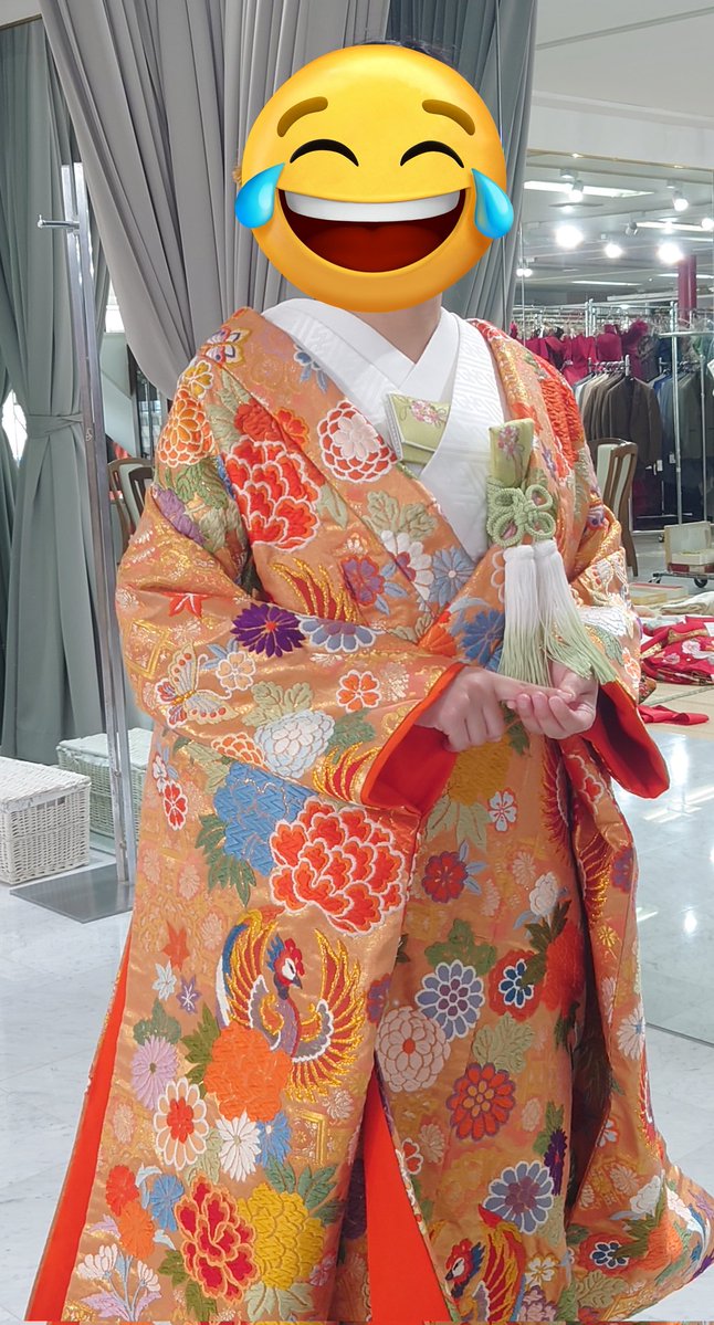 mayoizuki's tweet photo. 上娘の衣装合わせの付き添い
洋装はともかく、和装の好みが母と娘で全く違う事に笑い
これ、私が付き添う意味あったかね……
←娘　母→ https://t.co/h1zivC0CM4