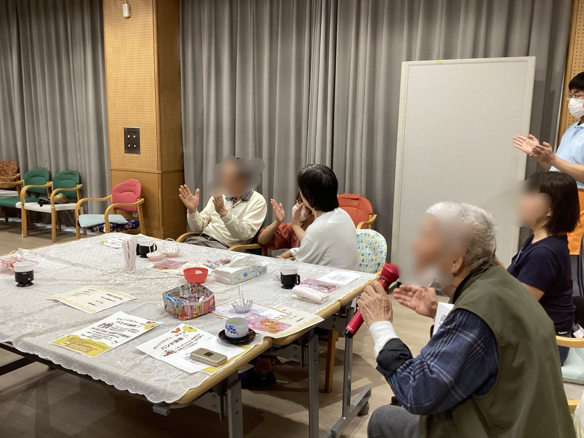 aikoh_chiba's tweet photo. ≪6月オレンジカフェ☕≫

今回は「さわやかシスターズ」さんの
ウクレレと歌で会場は大盛り上がり🎸
昭和歌謡から朝ドラ主題歌まで楽しみ、
参加者の大熱唱も🎤✨
宇佐美先生の音楽体操では
脳トレで大盛り上がり🧠💪
楽しく体を動かしました！

https://t.co/JjcGmmWAjh

＃愛光 #南部包括 #音楽体操 https://t.co/9R1fvSU82w