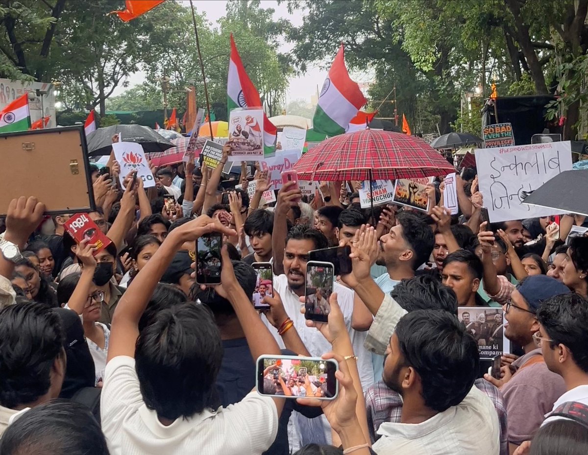 hkarteek's tweet photo. India, what a beautiful sight you are when your people come together. https://t.co/hYls2Rihcg