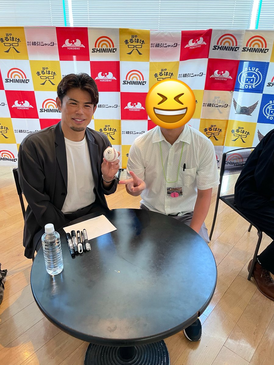 Roman_EmbIem's tweet photo. いつか代表選手にサイン書いてもらいたいと思って未開封のままにしていた第1回WBC公式球⚾️…20年後の本日、メンバーだった今江敏晃さんにサイン頂戴しました！43のおじさん超テンション上がった😆 #侍ジャパン https://t.co/L8CVgPEMVT