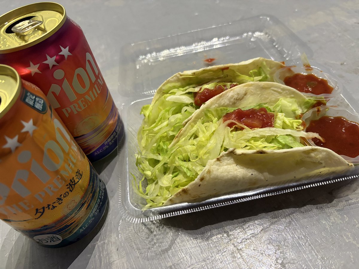 momikosuke's tweet photo. 飲んで食べて楽しい😆
ずっとオリオンビール飲んでる🍻
会場の中は飲食持ち込みもOKなので近くのスーパーで買い出し行ったりキッチンカーでおつまみ買ってずっと飲んでる😅 https://t.co/JDBalD1gtN