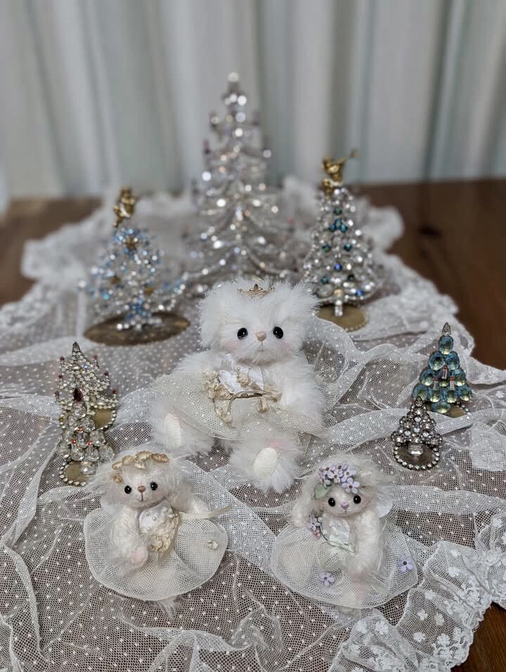 MAYFAIRkiyosato's tweet photo. 「2026 T&amp;F Bear 鈴木史乃作品展」
「2026DIE KUSSE 大竹陽子作品展」
同時スタート　
タイプの全く違う作風のおふたりのさつかさん同時スタートです！
日時：7月25日～8月2日 　10時～18時　　期間中完全展示
場所：萌木の村メイフェア https://t.co/igm3RedqSr