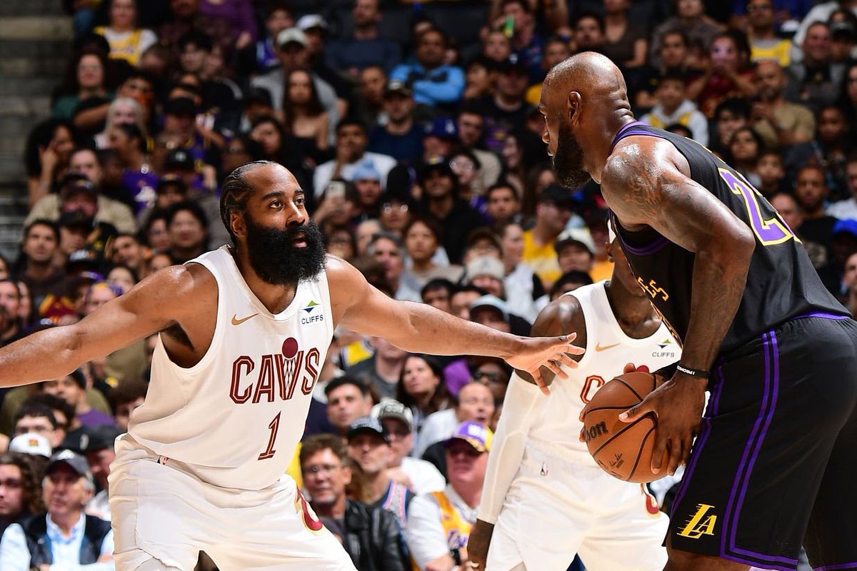 Basket_Infos's tweet photo. « J’espère qu’il viendra à Cleveland. Ce serait la fin parfaite »

Pas de décision ce weekend pour LeBron James, qui fait attendre toute la NBA et particulièrement les équipes annoncées comme les favorites, à commencer par les Cavaliers. Interrogé à ce sujet, James Harden n’a pas caché qu’il voulait voir le King arriver dans l’Ohio.

« C’est l’objectif, c’est le plan. Avec un peu de chance, on verra ça dans les prochains jours. J’espère qu’il viendra à Cleveland. Ce serait la fin parfaite, comme dans un conte. Il serait chez lui pour sa dernière année. Mais il prendra sa décision. Il est suffisamment intelligent. Je ne pense pas que le pitch de qui que ce soit puisse le faire changer d’avis. »