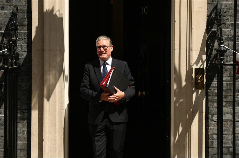MENAFN's tweet photo. Keir Starmer Leaves Downing Street For The Last Time As Andy Burnham Becomes Prime Minister #Keir #Starmer #Leaves #Downing #Street #Last #Time #Andy #Burnham #Becomes #Prime #Minister #USA #Russia #Biden #Ukraine #War #Palestine #Gaza #Israel # https://t.co/3NTL3w1P0X https://t.co/kKpeWLU1Gt