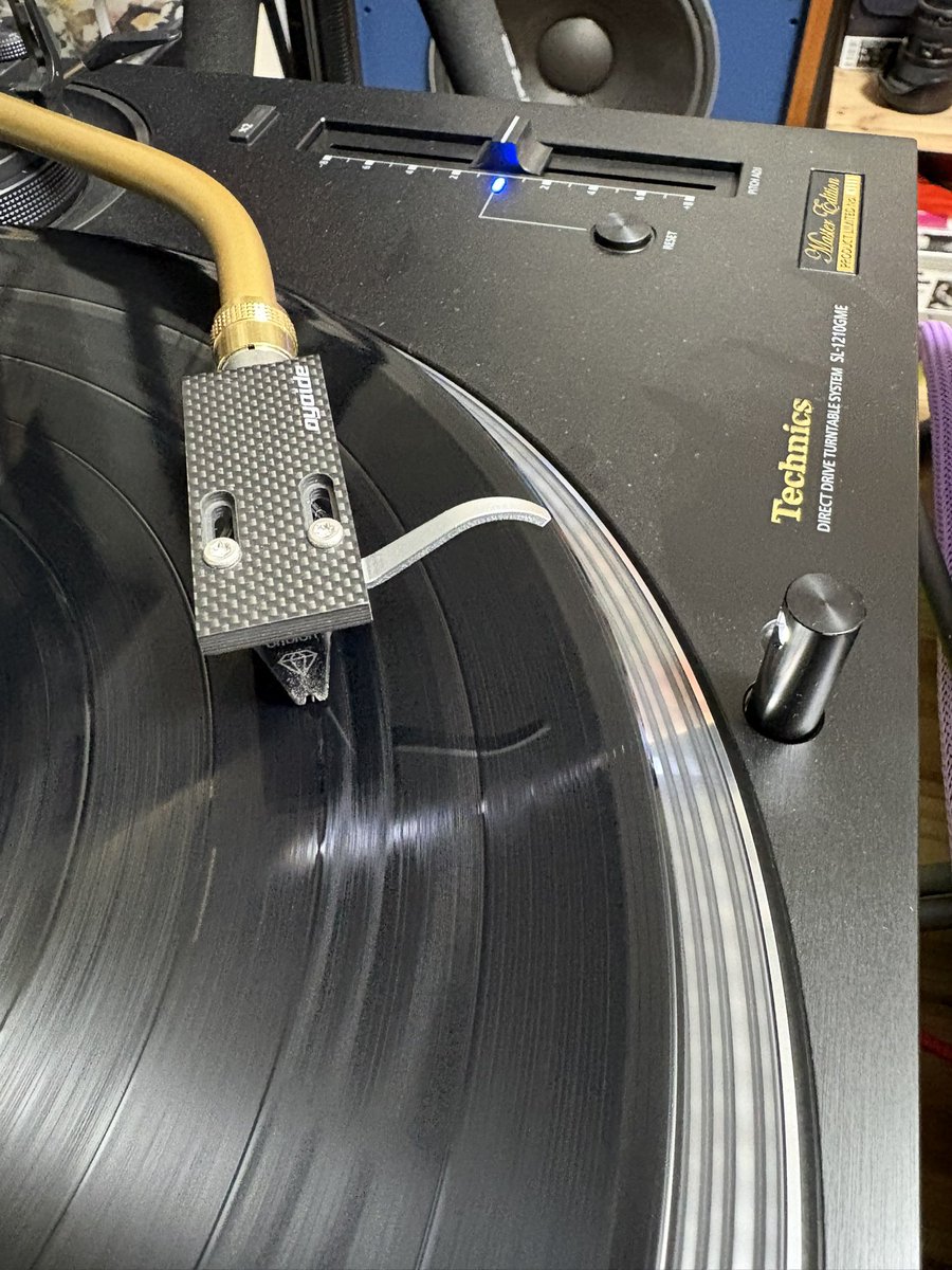 ALI_SK8's tweet photo. オルトフォン MC X40とテクニクスSL1210GME

オルトフォンの正確なレコードのトレースと1210GMEの重厚なシェルは不必要な振動を抑えた組み合わせは文句なしのレコードの音楽を楽しませてくれます。

ちなみにシリアルは1111番とゆう奇跡 https://t.co/W5psV4Bu2K