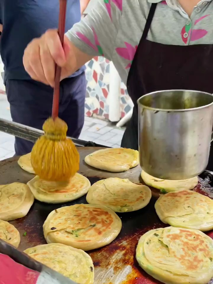krsanjay29's tweet photo. Craving warm scallion pancakes  Golden crispy edges, fluffy inside—perfect quick street snack for any time! https://t.co/R1bX4YbYIT