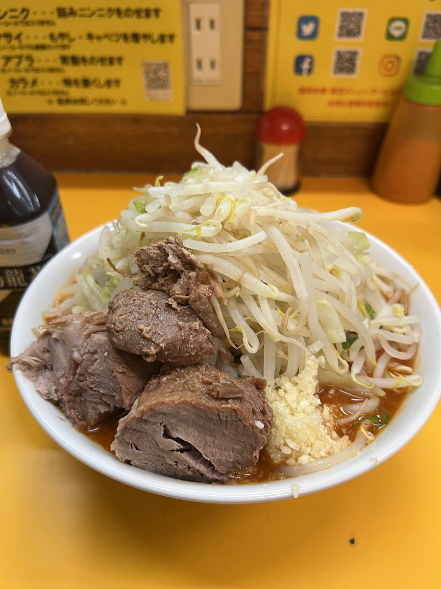 itissoeasy_64's tweet photo. ラーメンエース。
ラーメン(800円,300g)・ニンニクチョイマシ・ヤサイ・麻辣湯麺(100円)。
美味かった！ https://t.co/9EVOt245c7