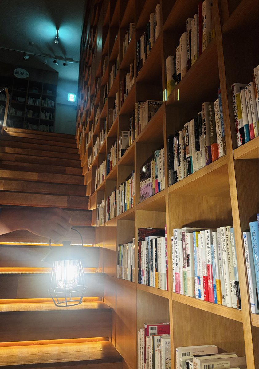 mashiro_book's tweet photo. 今日泊まってるホテルはランタンを持って、夜の本屋さんで本を読める。最高。 https://t.co/RLhspwlwfU