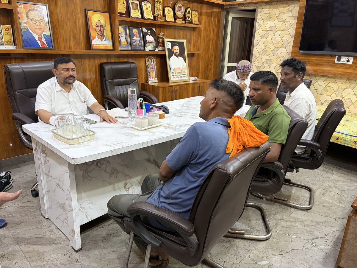 SsharmaAAP's tweet photo. ਵੱਖ ਵੱਖ ਪਿੰਡਾਂ ਅਤੇ ਵਾਰਡਾਂ ਤੋਂ ਆਏ ਮੇਰੇ ਹਲਕਾ ਵਾਸੀ ਆਪਣੇ ਆਪਣੇ ਕੰਮਾ ਲਈ ਆਏ ਮੌਕੇ ਤੇ ਹੀ ਓਹਨਾ ਦੇ ਕੰਮ ਕੀਤੇ|
#SubhashSharma #HALKADERABASSI #ਹਲਕਾ_ਡੇਰਾਬੱਸੀ_ਮੇਰਾ_ਪਰਿਵਾਰ #Derabassi
@ArvindKejriwal @BhagwantMann @msisodia @AamAadmiParty https://t.co/UbYzFoll6t
