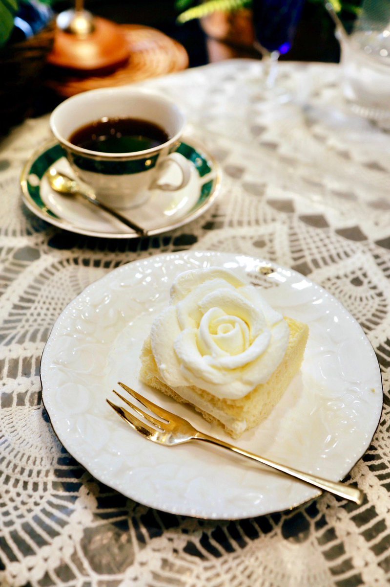 toranocoku's tweet photo. びあん香のケーキにのったバラのアイスクリーム。いつみても美しい🍨 https://t.co/dux77IGbUv