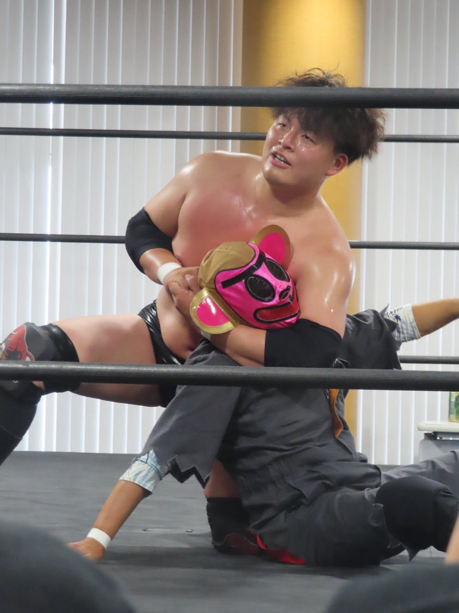 tomochi89hima's tweet photo. 2冠王は3回の(誤審！？）リスタートにも負けず😇強かった😆
#プロレスリングFTO
#岡崎恭也 https://t.co/ipGA2UbXye