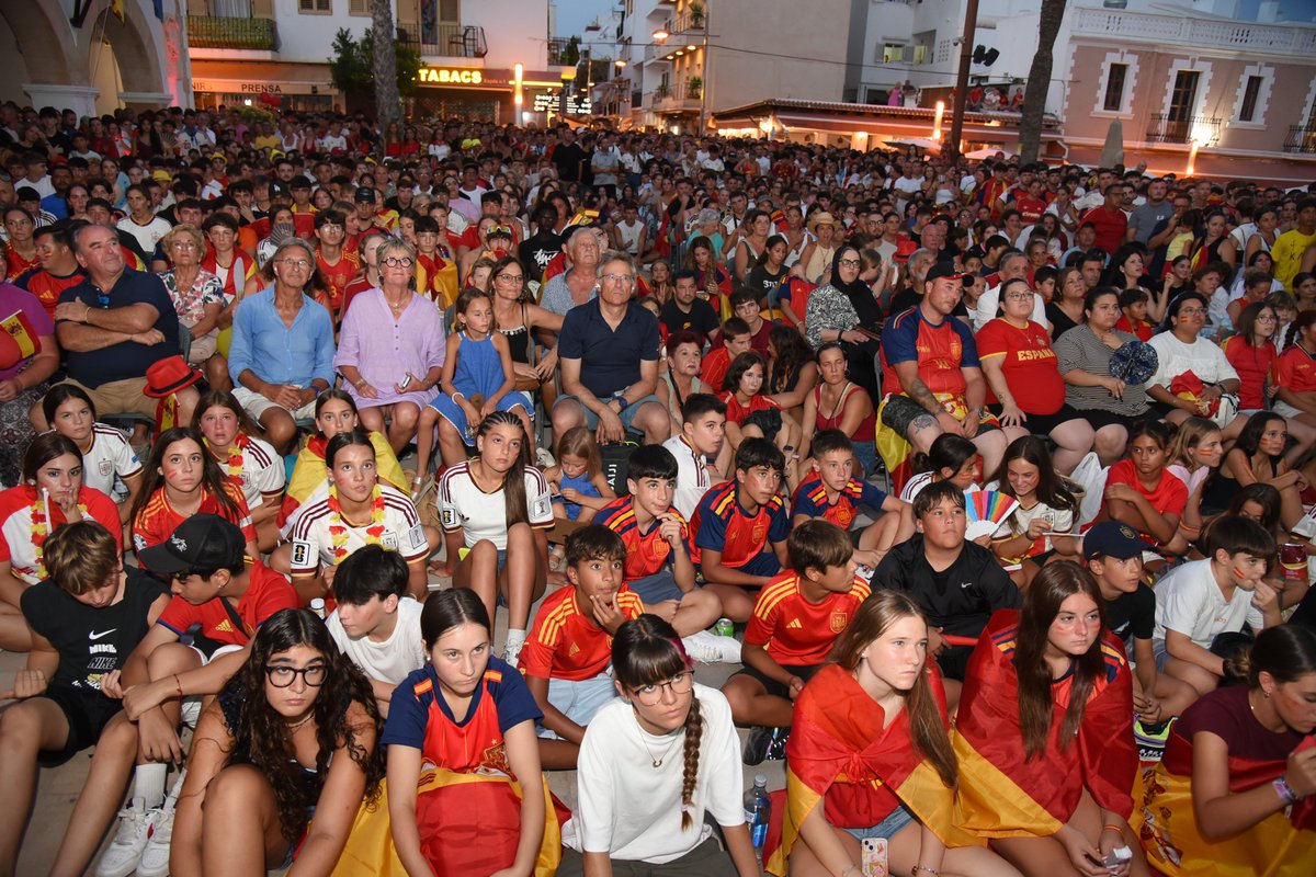 Santa_Eularia's tweet photo. 🏆 Campions del món!

Una nit d'emoció, de nervis i de celebració compartida a Santa Eulària.
-.-.
🏆 ¡Campeones del mundo!

Una noche de emoción, de nervios y de celebración compartida en Santa Eulària. https://t.co/0KYNsr3m73