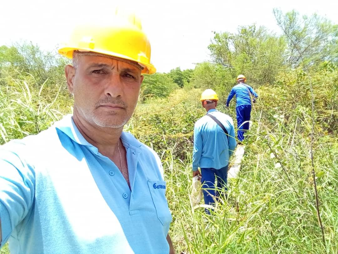 haguila75's tweet photo. No hay descanso en #Mayabeque. Los trabajadores de #ETECSA, eliminan la maleza que daña la infraestructura en las rutas. #EtecsaConCuba. https://t.co/vpkhcXQR46