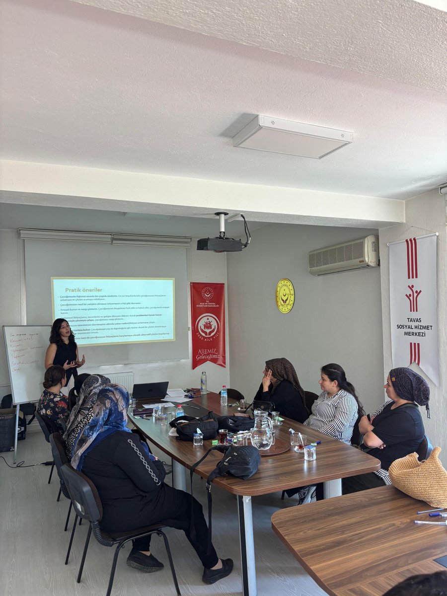denizliash's tweet photo. 2026 Aile ve Nüfus On Yılı kapsamında, Bakanlığımız Modüler Aile Eğitim Programı çerçevesinde İl Müdürlüğümüze bağlı Tavas Sosyal Hizmet Merkezi Müdürlüğü tarafından velilere yönelik "Olumlu Ebeveyn Tutumları" konulu eğitim faaliyeti gerçekleştirilmiştir.

Eğitimde; olumlu ebeveyn tutumlarının çocuk gelişimi üzerindeki etkileri, sağlıklı ebeveyn-çocuk iletişimi, çocukların duygusal ve sosyal gelişiminin desteklenmesi, güvenli bağlanmanın önemi, etkili disiplin yöntemleri ve aile içi sağlıklı ilişkilerin güçlendirilmesine yönelik bilgiler paylaşılmıştır.
@tcailesosyal 
@ekremboran80