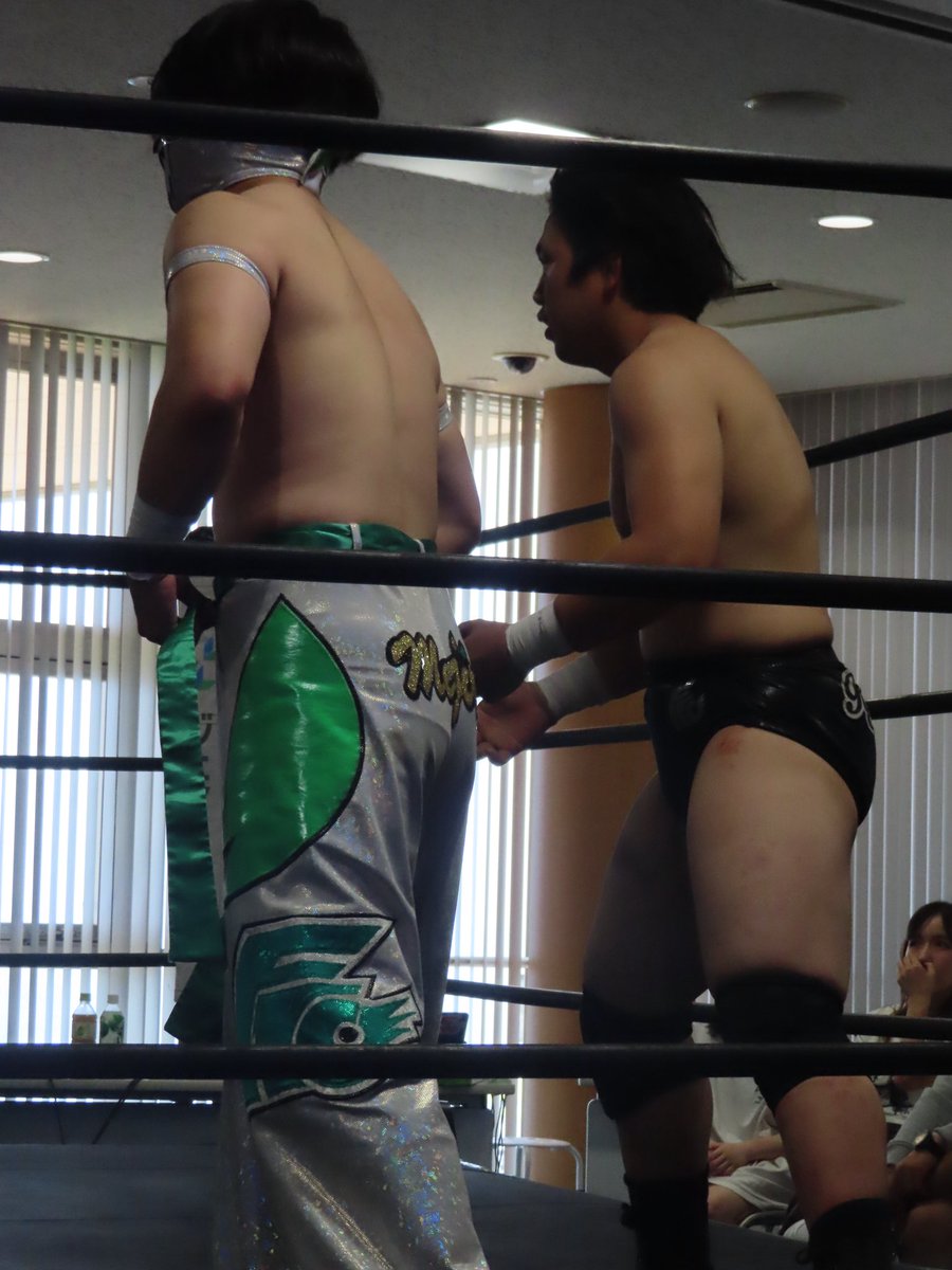tomochi89hima's tweet photo. 天井が激低な会場で翼が使えなくても😭
パワフルな逆水平にきゅん💘
#プロレスリングFTO
#メジロ・キッド https://t.co/dTgePKyrSf
