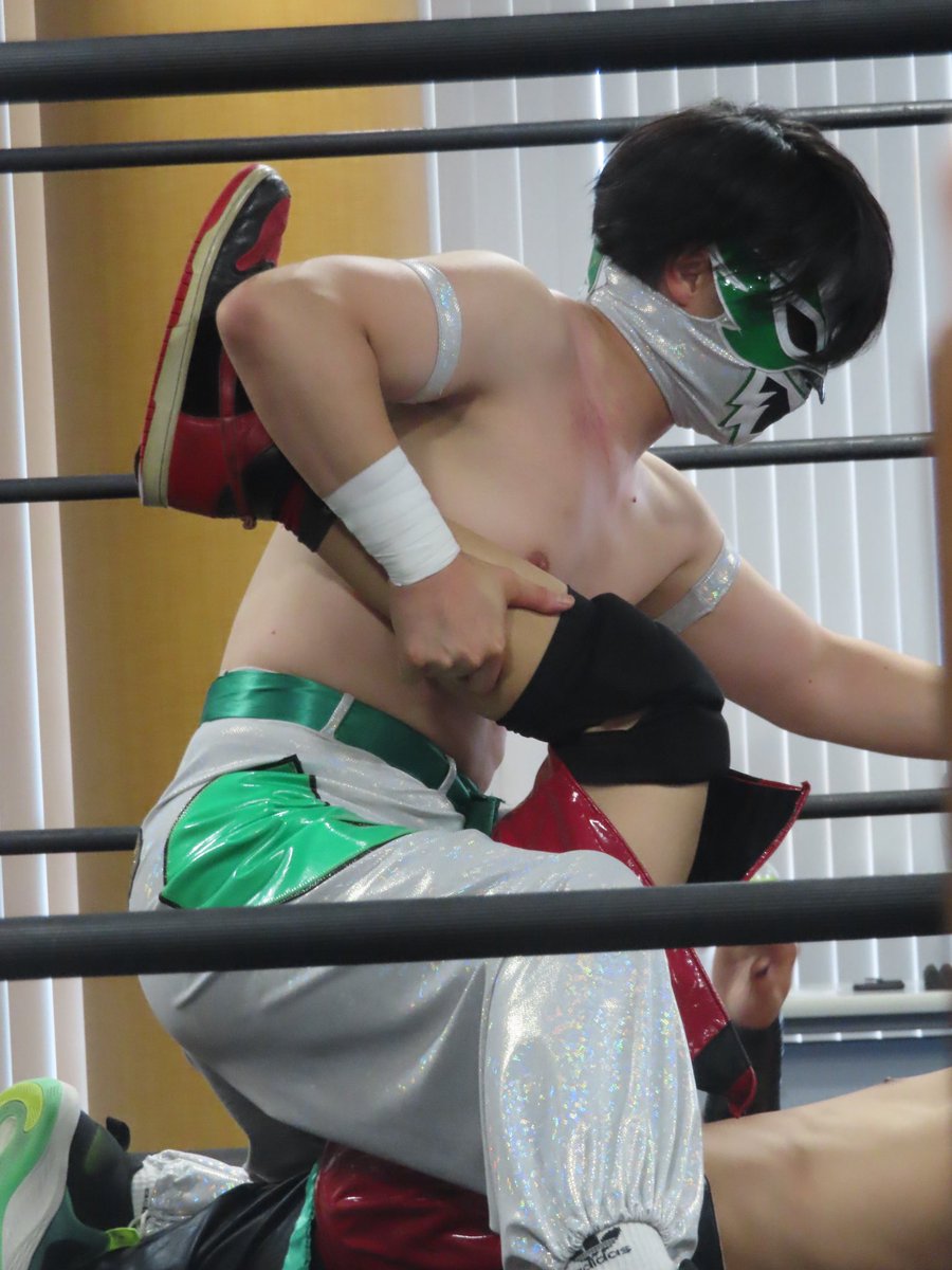 tomochi89hima's tweet photo. 天井が激低な会場で翼が使えなくても😭
パワフルな逆水平にきゅん💘
#プロレスリングFTO
#メジロ・キッド https://t.co/dTgePKyrSf