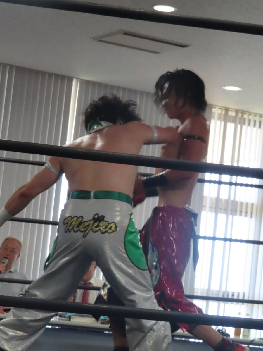 tomochi89hima's tweet photo. 天井が激低な会場で翼が使えなくても😭
パワフルな逆水平にきゅん💘
#プロレスリングFTO
#メジロ・キッド https://t.co/dTgePKyrSf