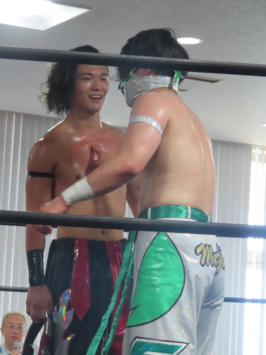 tomochi89hima's tweet photo. 天井が激低な会場で翼が使えなくても😭
パワフルな逆水平にきゅん💘
#プロレスリングFTO
#メジロ・キッド https://t.co/dTgePKyrSf