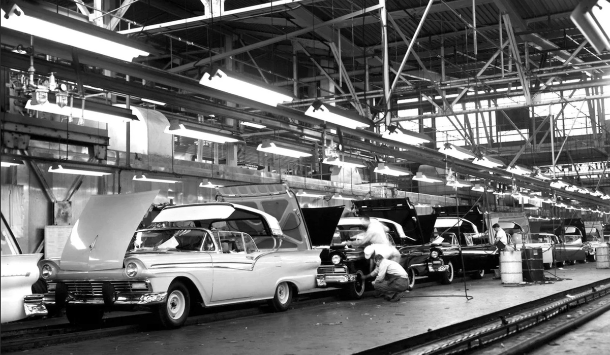 Geostrategic777's tweet photo. 1957 Fords. https://t.co/RMxVnD5yBP