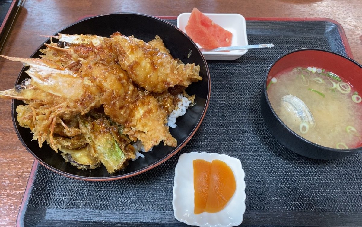 Lito23905990's tweet photo. 今日のおひる
芦北にある
さるかに合掌亭にて
足赤エビ天丼いただきました
エビ結構大きくて美味しかったけど、天ぷらのボリュームすごくて結構胃にきました(ノ_＜)
エビは丸ごと食べられました https://t.co/tvjzK3Rj9P