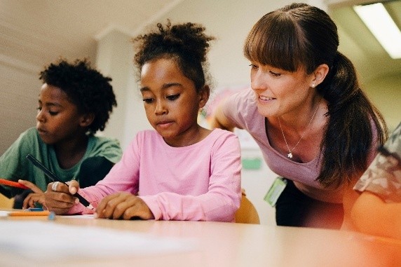 IESResearch's tweet photo. Interested in how states are using apprenticeships to address teacher shortages? REL Central’s new fact sheet shares lessons from teacher apprenticeship programs in several Central region states: https://t.co/wt0BvCilUX https://t.co/Pgz7fTr5Dl