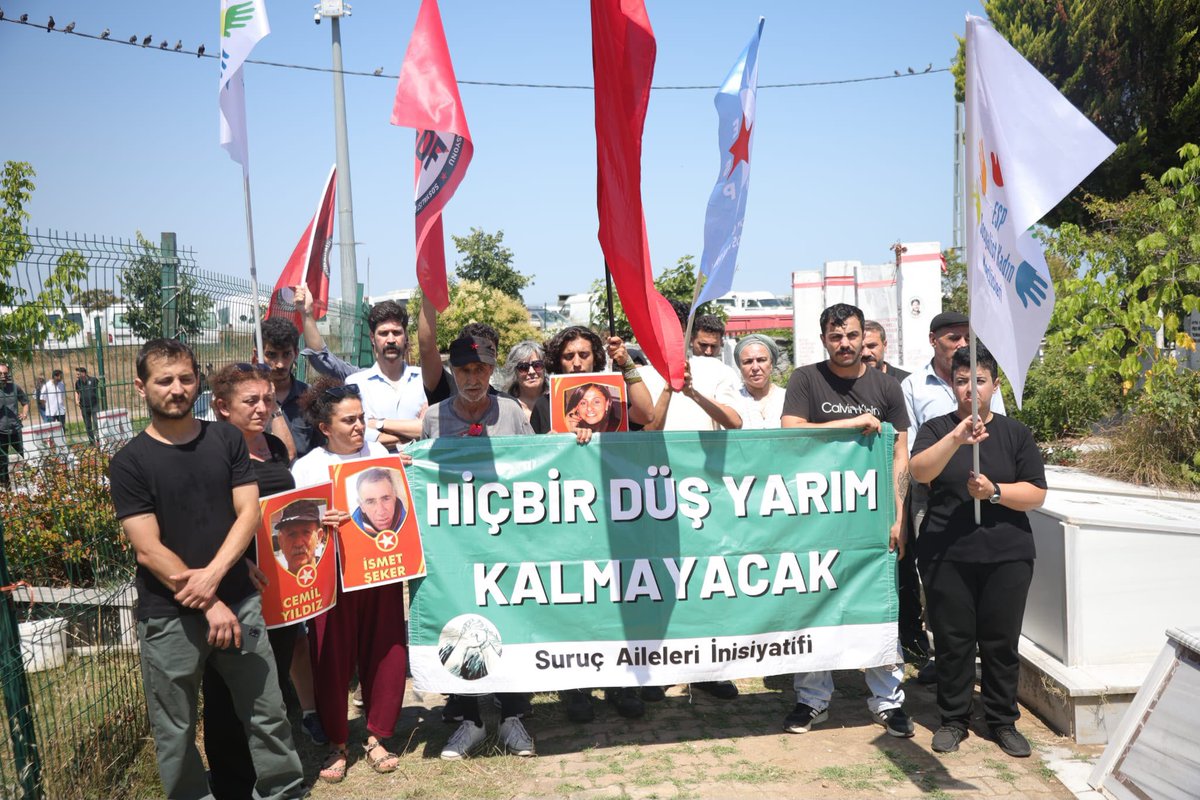 istanbulhdkil's tweet photo. Suruç Katliamı’nda yaşamını yitiren düş yolcularının mezarlarını ziyaret ettik. 

Anıları önünde saygıyla eğiliyor; Suruç’u unutmuyor, hakikat ve adalet mücadelesini büyütme sözümüzü yineliyoruz. https://t.co/IUvXY8lZG8