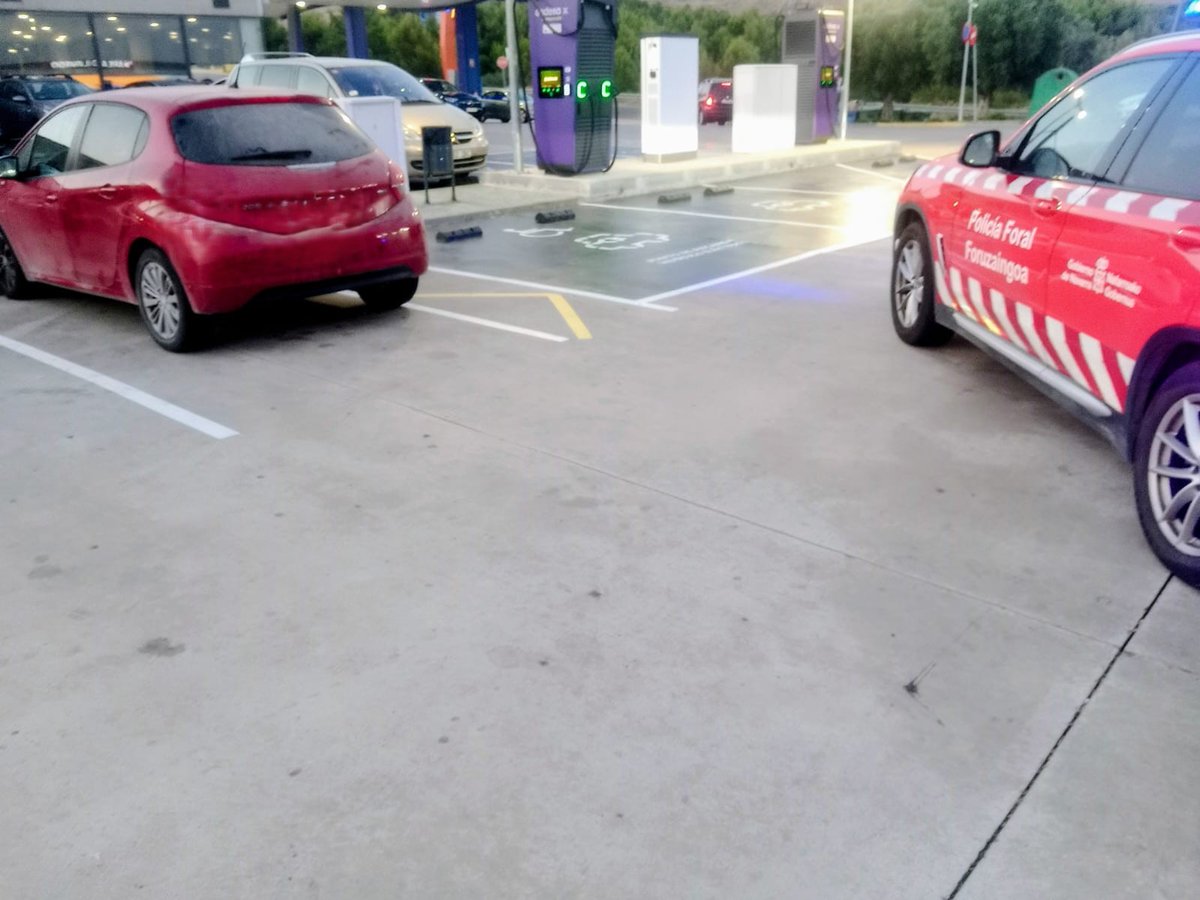 policiaforal_na's tweet photo. 👏Gracias a la alerta ciudadana al presenciar una agresión a una mujer en área de descanso #A68 de #Ribaforada clave para detener a un conductor por #vdg y delitos contra la #SeguridadVial
Sin puntos en el carnet y + drogas
🆘 Si te ves en peligro📞1️⃣1️⃣2️⃣
#seguridadciudadana https://t.co/G79W36kwaN