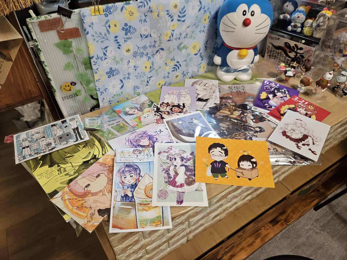 moayoshi's tweet photo. 今日はカクイックス交流センターでドリンクバーというイベントがあり、作品集やポストカードを買いました。買ったポストカードは飾りました。とても楽しかったです。
#DB63 https://t.co/NQXJ7JStZo