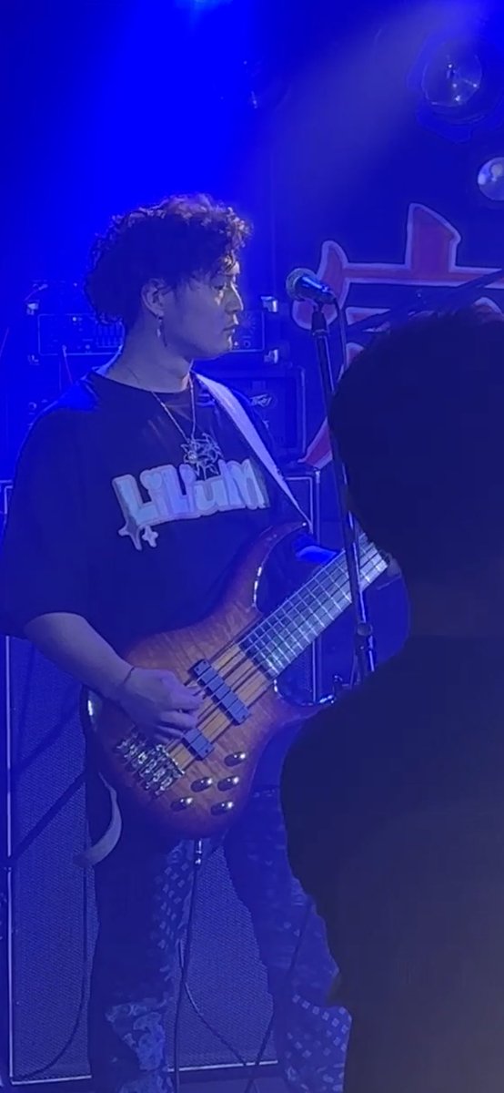 tatsukorworks0's tweet photo. 推しから許可を得たのでライブにLILIUMのTシャツ着てベースぶち弾いてきた٩( ᐛ )و
#LILIUM
#CLUBk
#バンド
#ベース https://t.co/PKubOggyZM