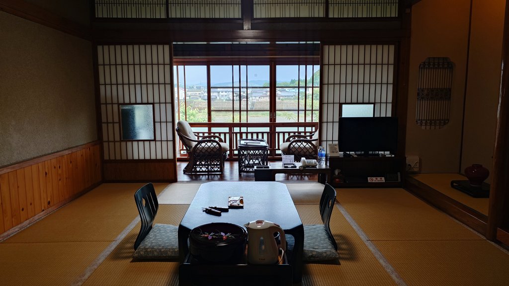 matatabilabo's tweet photo. #老舗宿の朝ごはん 

旅の目的地にしたい老舗温泉旅館

ー 人吉旅館 ー
熊本県人吉市
1934年（昭和9）創業
竹篭の中には地元の食材を使った朝食、ミニバイキングには女将手づくりのキムチも。出来たてのお豆腐が美味でした。
球磨川沿いに佇む宮大工が手掛けた純和風建築は国の登録有形文化財です。 https://t.co/8xMv3Fn8kF