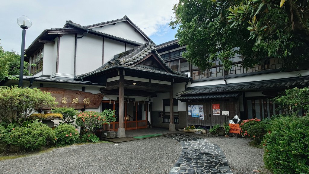 matatabilabo's tweet photo. #老舗宿の朝ごはん 

旅の目的地にしたい老舗温泉旅館

ー 人吉旅館 ー
熊本県人吉市
1934年（昭和9）創業
竹篭の中には地元の食材を使った朝食、ミニバイキングには女将手づくりのキムチも。出来たてのお豆腐が美味でした。
球磨川沿いに佇む宮大工が手掛けた純和風建築は国の登録有形文化財です。 https://t.co/8xMv3Fn8kF