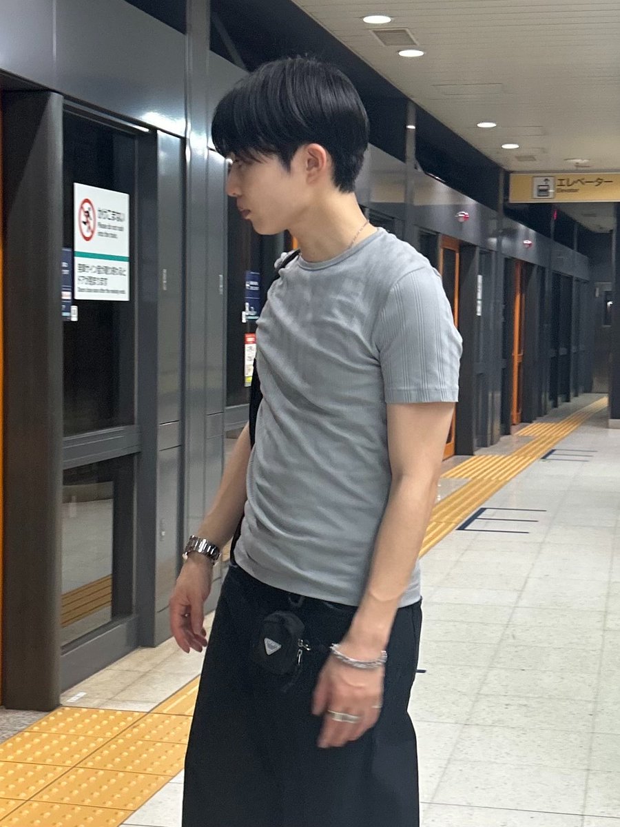 sh_____0000's tweet photo. 暑い日のデイリーユースはTシャツになりがち。COSのTシャツは今年の気分にぴったりでヘビロテしてる◎ https://t.co/KgCXiOy3nL