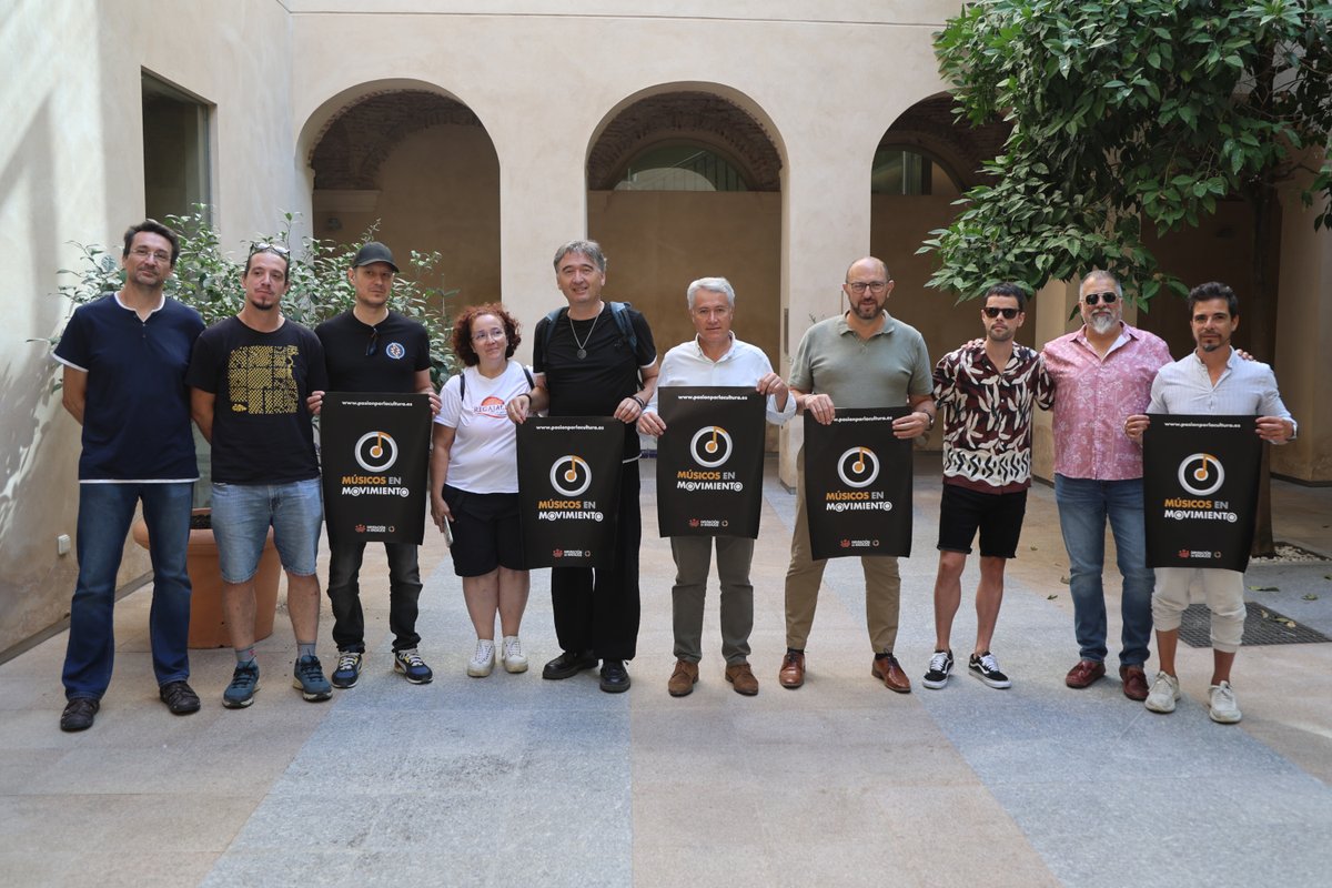 DipdeBadajoz's tweet photo. 🎸 'MÚSICOS EN MOVIMIENTO' DEDICARÁ SU XI EDICIÓN A GENE GARCÍA

El programa tendrá lugar entre los meses de julio y septiembre con la participación de 1️⃣5️⃣ bandas y artistas extremeños.

Así lo han dado a conocer hoy los protagonistas de este año y el diputado, @manuelgomezpar 👨.

➕ℹ️ Más info en https://t.co/WsbGleSZaz

🌐 #ODS10 #ODS11
