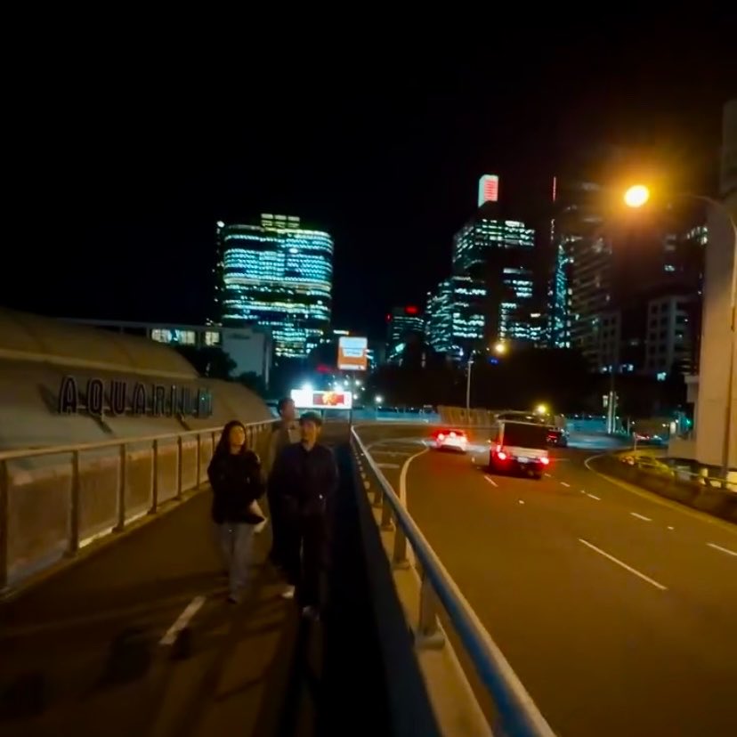 doughnbil's tweet photo. city lights lay out before them aaaaaaa enjoy lovers https://t.co/FQUXa35QJx