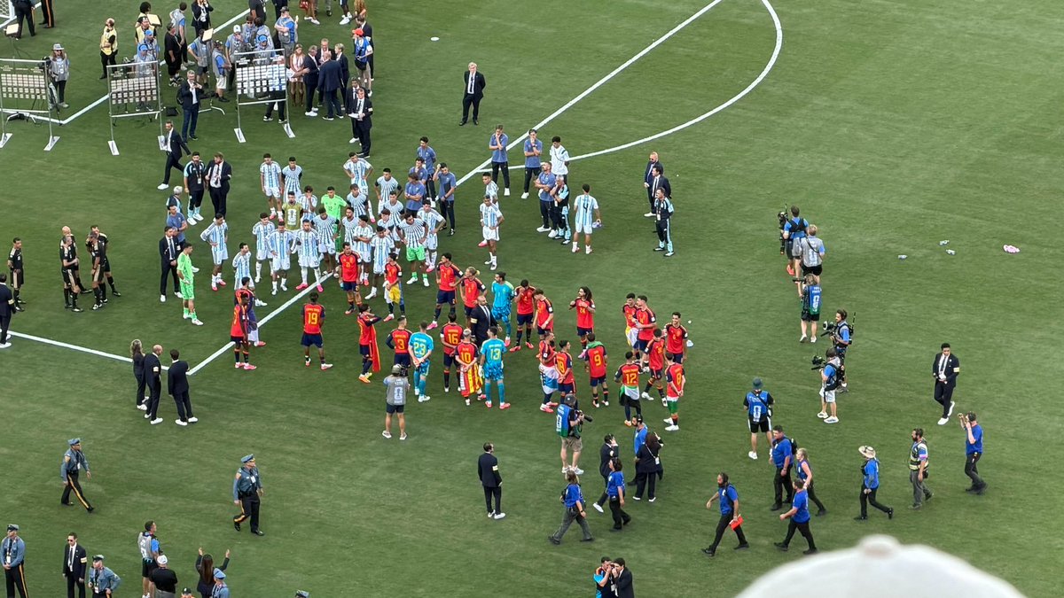 esmeral31687342's tweet photo. @realmadrid @KMbappe España hizo el pasillo a Argentina

Argentina les dio la espalda cuando celebraron el trofeo

Muy respetuosos y elegantes son https://t.co/mgfUzl0FRl