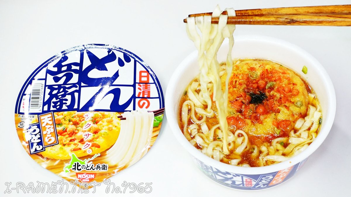 tontantin's tweet photo. No.7965 日清食品 北のどん兵衛 天ぷらうどん：天ぷらそばの麺がうどんに置き換わった感じのやや曖昧で地味な製品です。今回の試食に続けて全国販売のどん兵衛鬼かき揚げうどんを食べたところ、麺もスープも具も強く主張する全く違う製品だと思いました★2.5🌶2 https://t.co/mItuaY8tIq @YouTubeより https://t.co/QgzgQJYXiy