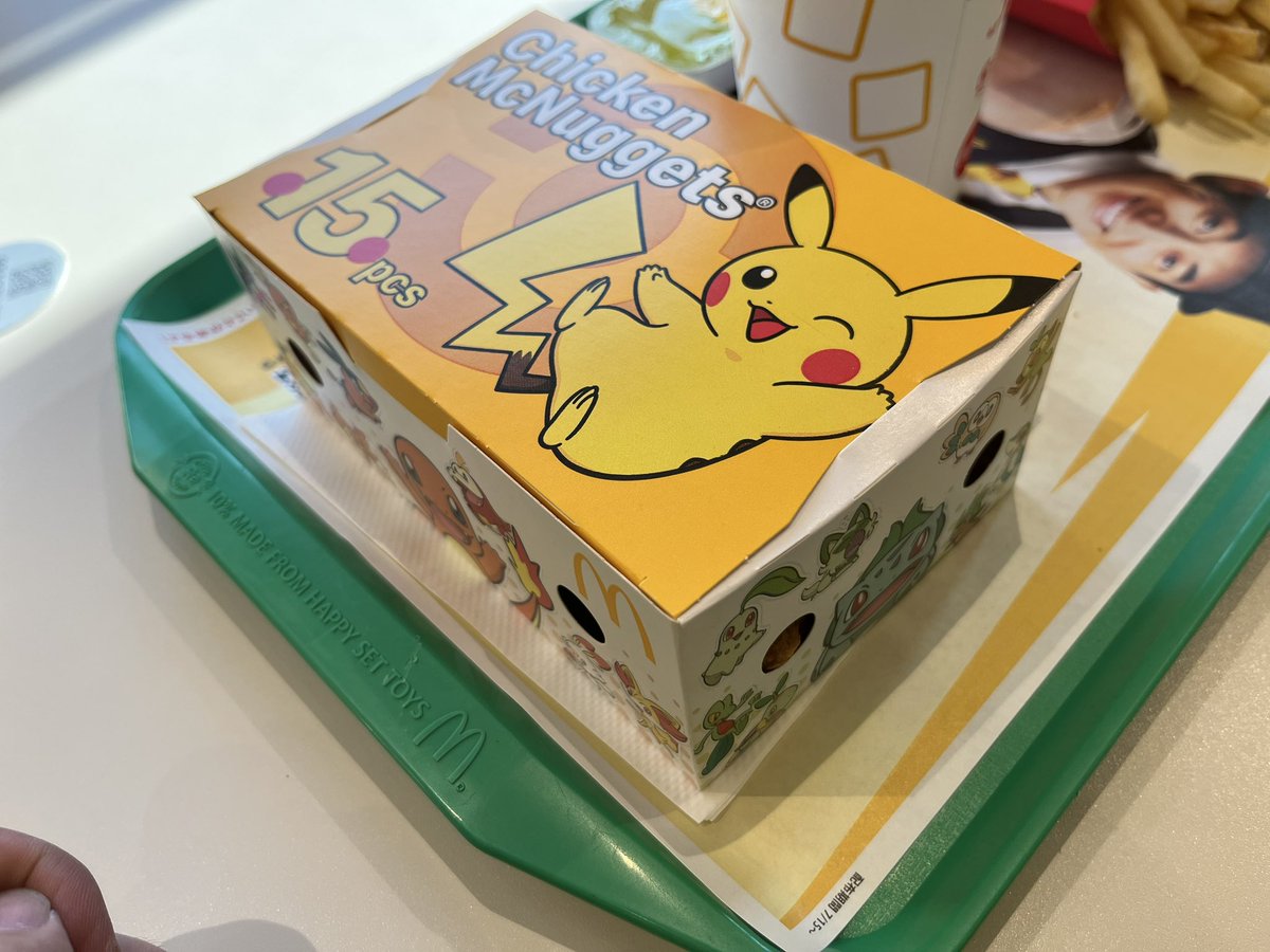 iseryousuke44's tweet photo. ナゲットのケースポケモンになってた！
側面は歴代の御三家なんだぁと思いながら見てたら今まで水タイプだけ選んだことないことに気づいた https://t.co/SIrQZ5gXZ0