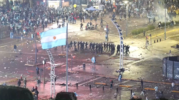 livedoornews's tweet photo. 【W杯準優勝】アルゼンチン首都でサポーターが警察と衝突、少なくとも15人拘束
https://t.co/ER5K7KnZZK

ブエノスアイレスでは自国サポーターが警察と衝突し、少なくとも15人が拘束された。また、大統領は19日、準優勝した代表チームをたたえるため国民の祝日を設けるとした。 https://t.co/OfZnkgZm3e