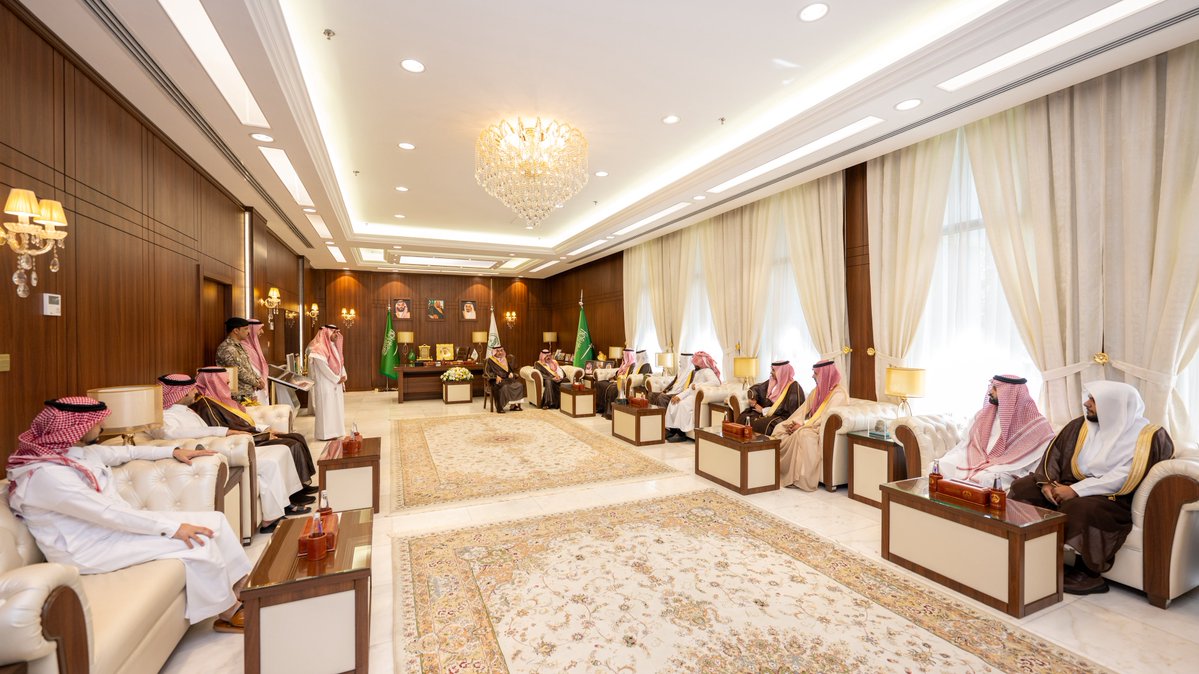emara_hail's tweet photo. سمو #أمير_منطقة_حائل يستقبل أمين المنطقة المكلف م.فيصل الطخيم ومحافظ الشنان أ.عبدالله الشبرمي ورئيس فريق اللورد الفائز ببطولة الأمير عبدالعزيز بن سعد بن عبدالعزيز لكرة القدم أ.صالح السلماني وعدداً من منسوبي الفريق والداعمين بحضور وكيل الإمارة ويتسلم سموه تقرير البطولة لعام 2025م. https://t.co/naMBDN2IP9