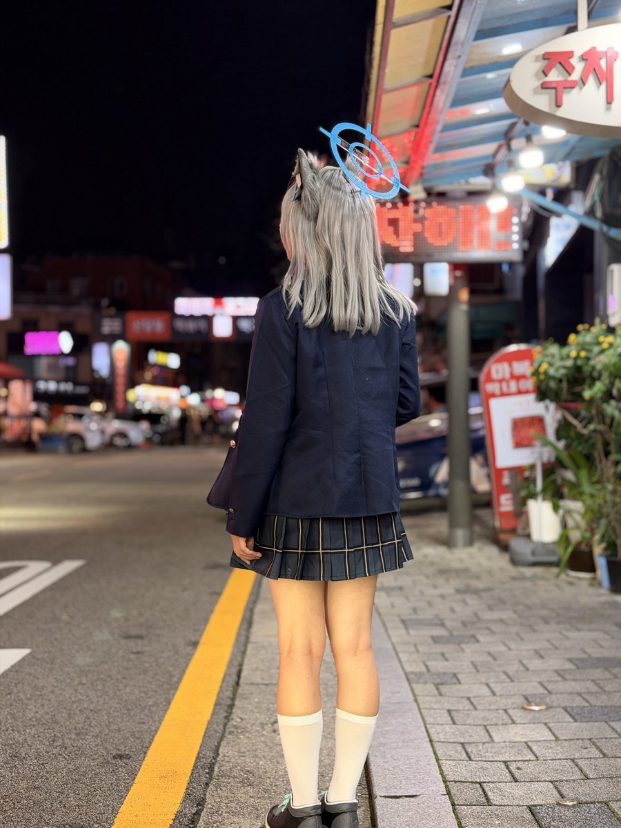_skr33's tweet photo. Comic world終了後、龍山のカフェメモリアルとMUSINSA行ってきた🐺
街中でコスプレ新鮮だったな〜🥳♡

日本と違って、コスプレ姿のまま公共施設行っていいんだよ👍❕✨

通りすがりの人も写真撮りたいって言ってくれて嬉しかったな〜😭!!（4枚目）
#서코_후기 #서코후기 https://t.co/lP5PZaEBAW