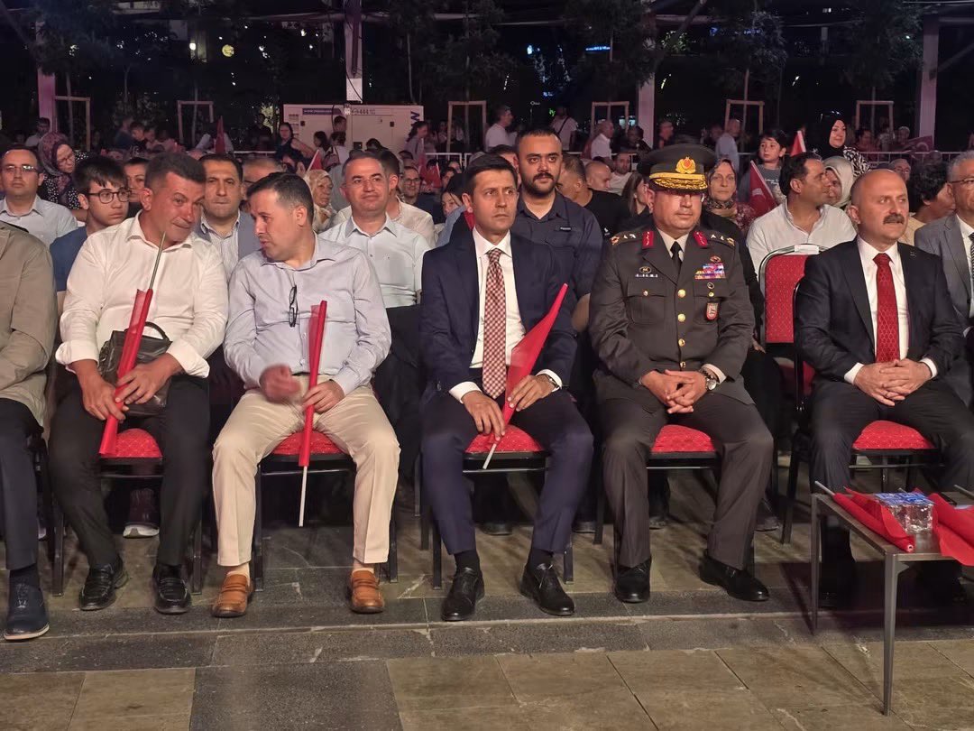 stmaydinil's tweet photo. 📍 Atatürk Kent Meydanı

🇹🇷 15 Temmuz Demokrasi ve Millî Birlik Günü’nün 10. yıl dönümü kapsamında Atatürk Kent Meydanı’nda düzenlenen anma programı Valimiz Sayın @DrOsmanVarol, il protokolü ve vatandaşlarımızın yoğun katılımıyla gerçekleştirildi. https://t.co/yFj42FKAeA