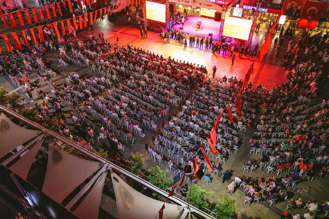 stmaydinil's tweet photo. 📍 Atatürk Kent Meydanı

🇹🇷 15 Temmuz Demokrasi ve Millî Birlik Günü’nün 10. yıl dönümü kapsamında Atatürk Kent Meydanı’nda düzenlenen anma programı Valimiz Sayın @DrOsmanVarol, il protokolü ve vatandaşlarımızın yoğun katılımıyla gerçekleştirildi. https://t.co/yFj42FKAeA