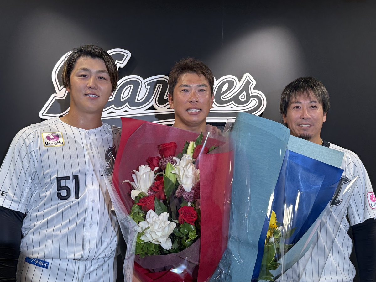 chibalotte_pr's tweet photo. 本日の試合後に #角中勝也 選手の引退会見が行われ、#益田直也 投手と #山口航輝 選手から花束が贈呈されました。
#chibalotte #広報 https://t.co/7z2qnfX593