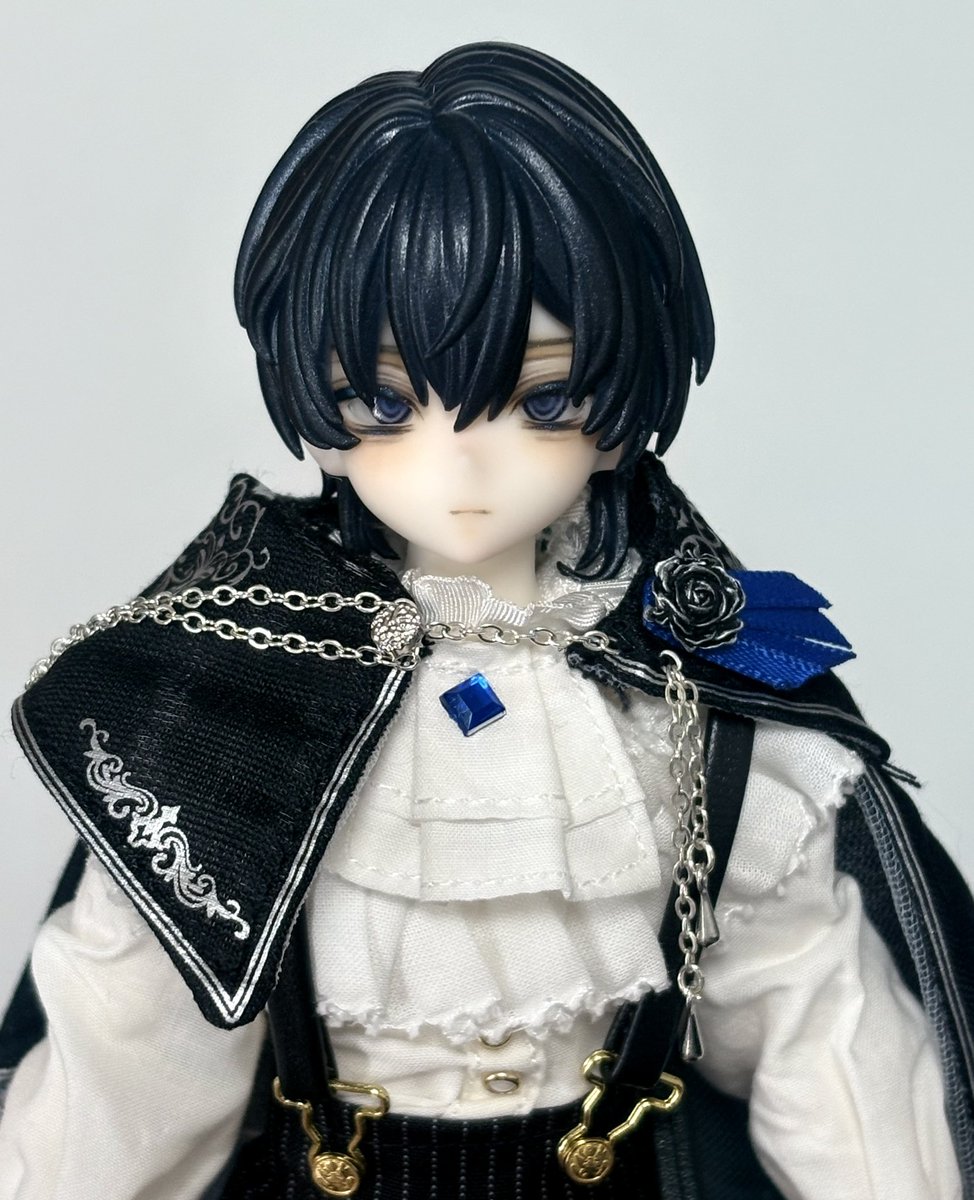 minyo_q's tweet photo. 心を奪われて、久々にカスタムされた子をお迎えしたのだけど、メイクの繊細さにびっくりした！すごい〜！

あと、永夜刻痕のボディってBJDなのに手首パーツが差し込み式なの面白すぎる。
今のところ肘が全然曲がらないので、ゴム調整しないとだけどできるんだろうか…( ๐_๐) https://t.co/Ik8tbDIYxe