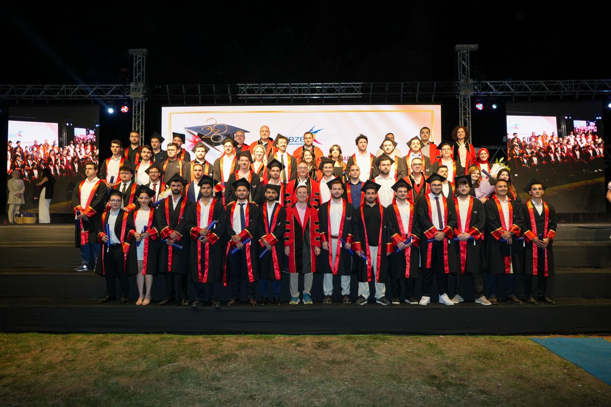 Selcuk1Toprak's tweet photo. 🎓Bölümümüzde öğrencilerimiz, aileleri ve mühendislik camiamızın değerli temsilcileriyle mezuniyet sevincini paylaştık; ardından Genel Mezuniyet Töreni'nde diplomalarımızı takdim ettik. 2026 yılı mezunlarımızı kutluyor, meslek yaşamlarında başarılar diliyoruz. Yolunuz açık olsun! https://t.co/SdzwIxJySc