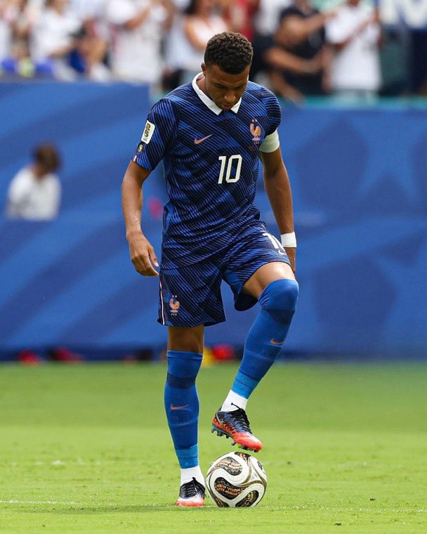 Mbappista7's tweet photo. Kylian Mbappé devient le seul joueur de l'histoire à remporter au moins 2 Souliers d'Or dans 4 compétitions différentes. 

•2 Souliers d'Or UCL
•2 Souliers d'Or La Liga
•2 Souliers d'Or Coupe du Monde
• 6 Souliers d'Or Ligue 1. 

Légende 🔥

#Mbappeballondor2026 https://t.co/FEpNvSyUSJ